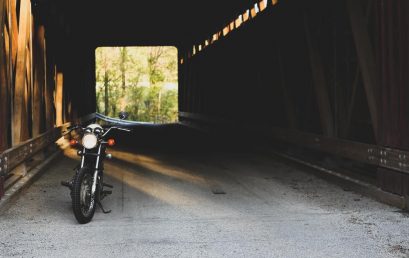 Motorcyklar på vita duken