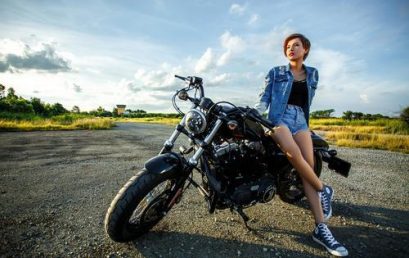 Köra motorcykel med bröstimplantat